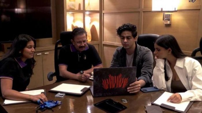 ভেঙ্কি মাইসোরের সঙ্গে তিন যুবা - আরিয়ান সুহানা এবং জাহ্নবী