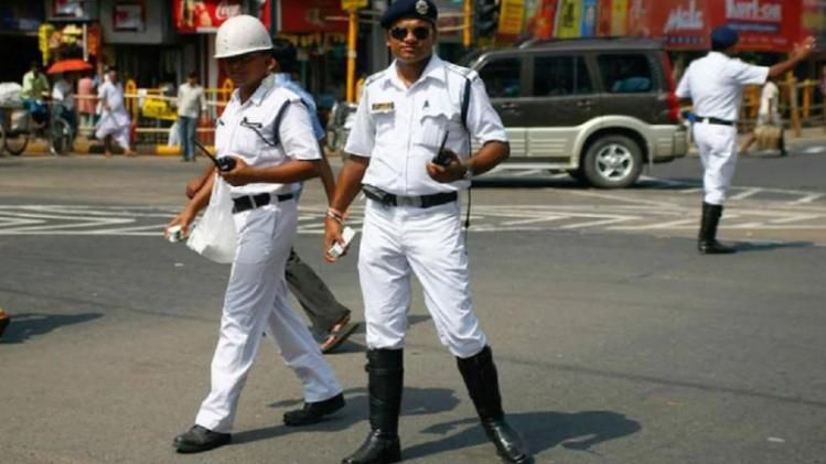 কলকাতা পুলিশ কেন সাদা পোশাক পরে? কারণ জানলে অবাক হবেন