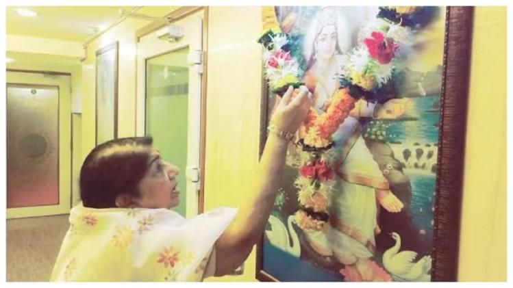 মা সরস্বতীর ছবির সামনে লতা মঙ্গেশকর