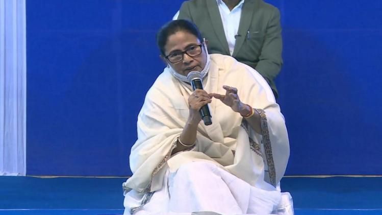 'গভর্নর ফোন করেন?' ভরা মিটিংয়ে পুলিশ সুপারকে ধমক মমতার