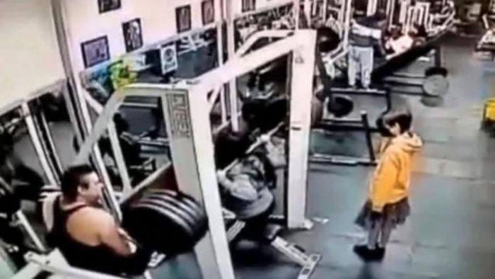 জিমে বারবেল পড়ে মৃত্যু হল এক মহিলার