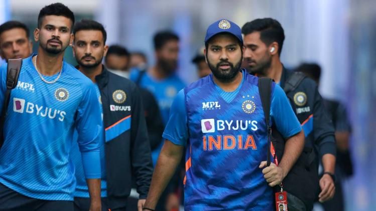 'আগে দল,' শ্রেয়সকে বাদ দিয়ে রোহিত কী বললেন?