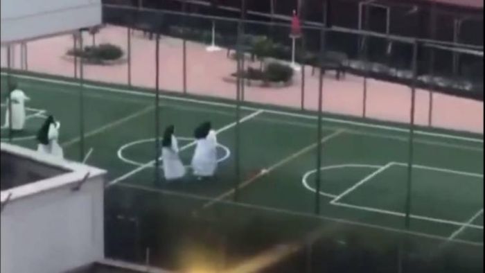 ফুটবল খেলছেন সন্ন্যাসিনীরা