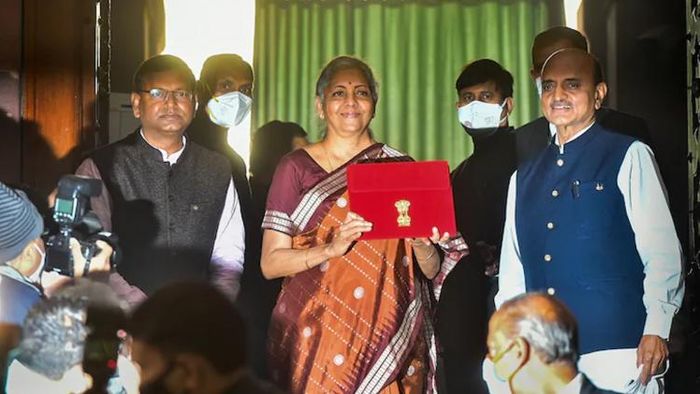 আয়কর কাঠামো অপরিবর্তিত রাখলেন নির্মলা সীতারমন।