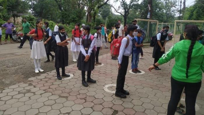 স্কুলের মাঠে, পার্কে খোলা আকাশের নীচে পড়াশুনাটা পড়ুয়াদের কাছে একটা বাড়তি আকর্ষণ তৈরি করছে।