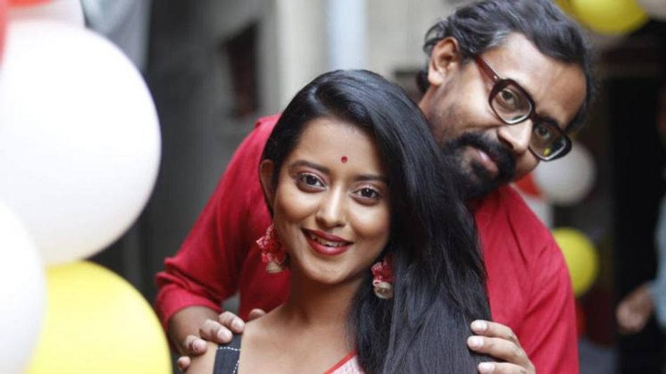 "বুড়ো বর নিয়েই আমি সুখী!"  প্রেম থেকে বিয়ে, অকপট শ্রুতি   "বুড়ো বর নিয়েই আমি সুখী!"  প্রেম থেকে বিয়ে, অকপট শ্রুতি