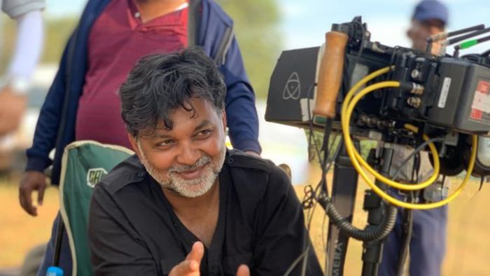 'কাকাবাবুর প্রত্যাবর্তন' ছবির শ্যুটিংয়ের ফাঁকে পরিচালক সৃজিত মুখোপাধ্যায়