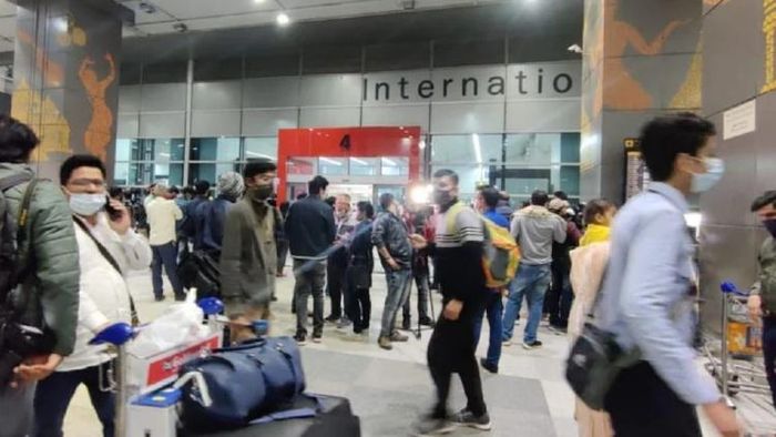 বিমানবন্দরে অপেক্ষারত মানুষ