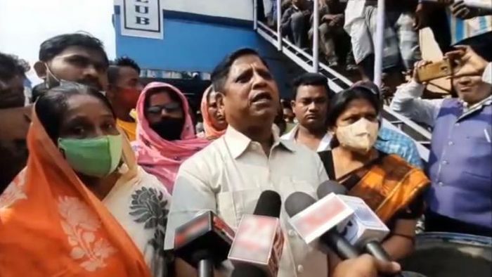 মানোয়ারা বেগম এবং তাঁর স্বামী তৃণমূল নেতা কাজী আতিবর রহমান