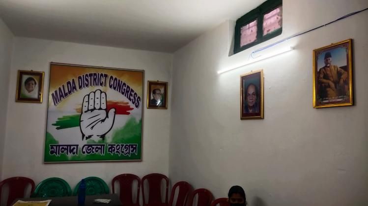 প্রয়াত নেতৃত্বের পাশে জীবিত 'ডালু'-র ছবি, মালদা কংগ্রেসে চাঞ্চল্য