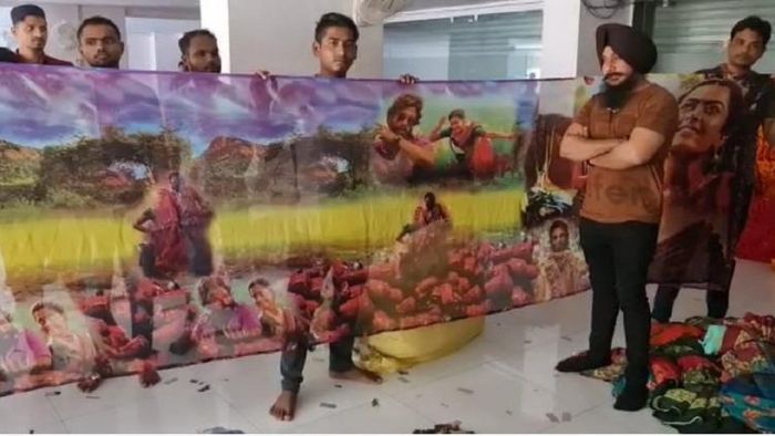 পুষ্পা এখন শাড়িতে