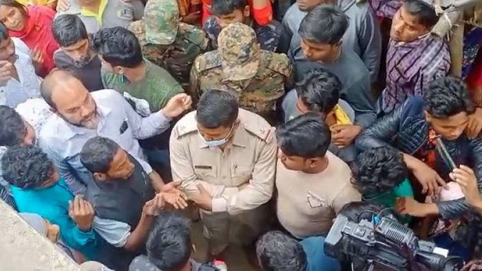 আনিস খানের গ্রামে পুলিশ