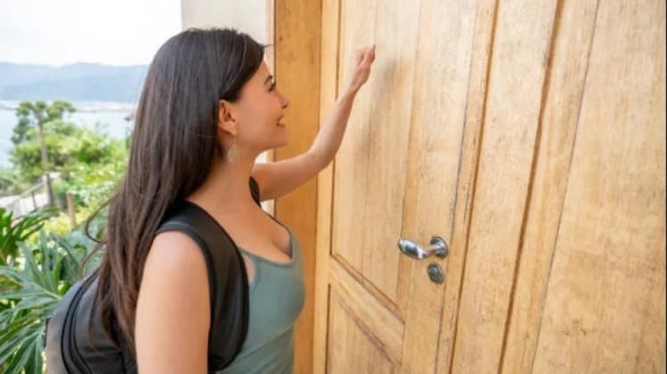 প্রেমিককে সারপ্রাইজ দিতে গিয়েছিলেন, দরজা খুলতেই যুবতী দেখলেন...