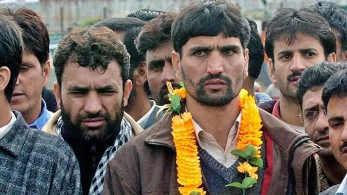 গলায় মালা দেওয়া ব্যক্তিই বিট্টা কারাটে। ফাইল ছবি