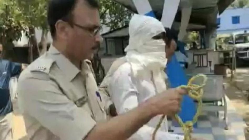 দুর্গাপুরে বেআইনি অস্ত্রভাণ্ডার! বাজেয়াপ্ত ৬টি পাইপগান-৭০ রাউন্ড গুলি দুর্গাপুরে বেআইনি অস্ত্রভাণ্ডার! বাজেয়াপ্ত ৬টি পাইপগান-৭০ রাউন্ড গুলি