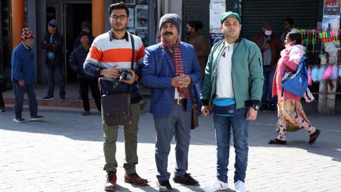 দুই সঙ্গী বাপ্পাদিত্য ও প্রমোথকে নিয়ে দার্জিলিংয়ে একেন বাবু