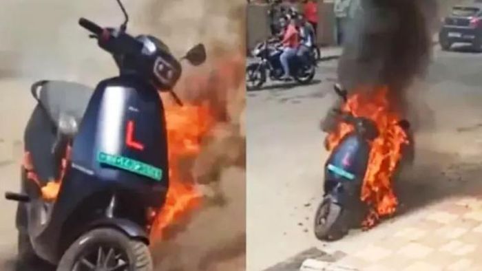 গত কয়েক মাসে ইলেকট্রিক স্কুটারে আগুন লাগার একাধিক ঘটনা ঘটেছে।