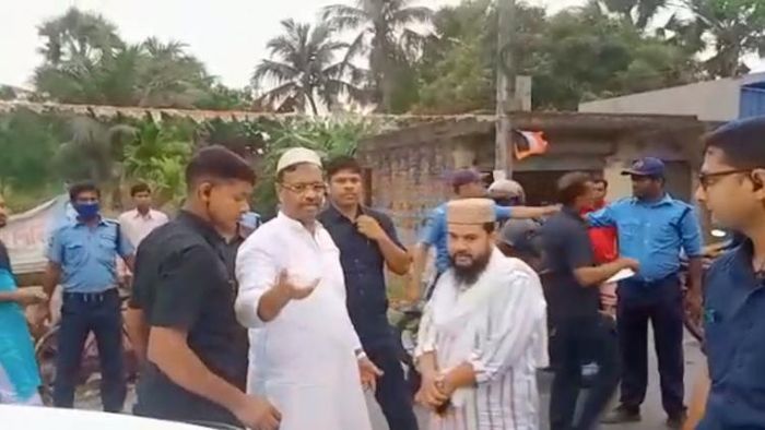 আমতায় জনরোষে ফিরহাদ হাকিম।