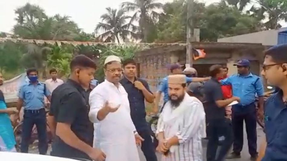 আনিসের গ্রামে ফিরহাদ ঢুকতেই বিক্ষোভ, ফিরলেন মাঝপথেই আনিসের গ্রামে ফিরহাদ ঢুকতেই বিক্ষোভ, ফিরলেন মাঝপথেই