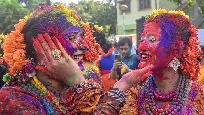 ঘরোয়া পদ্ধতিতে হোলির রং তোলার উপায় (ছবি: পিটিআই)
