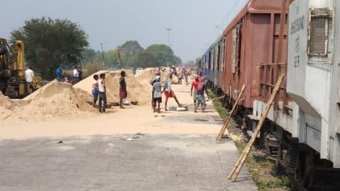 তালিত থেকে পাঠানো হল বালি। ছবি সৌজন্য: পূর্ব রেল