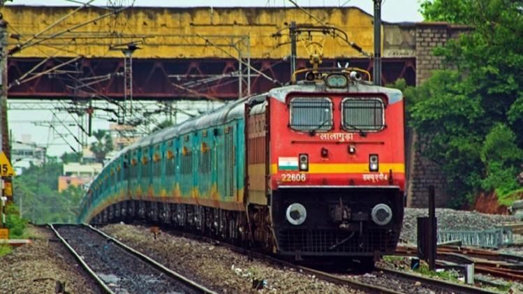 কখনও ছোট, কখনও লম্বা, এমন ১১ রকম হর্নে কী সংকেত দেয় রেল?