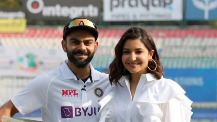 কোহলির শততম টেস্টে মাঠে অনুষ্কা, উচিত না অনুচিত? ট্যুইটারে ঝগড়া শুরু