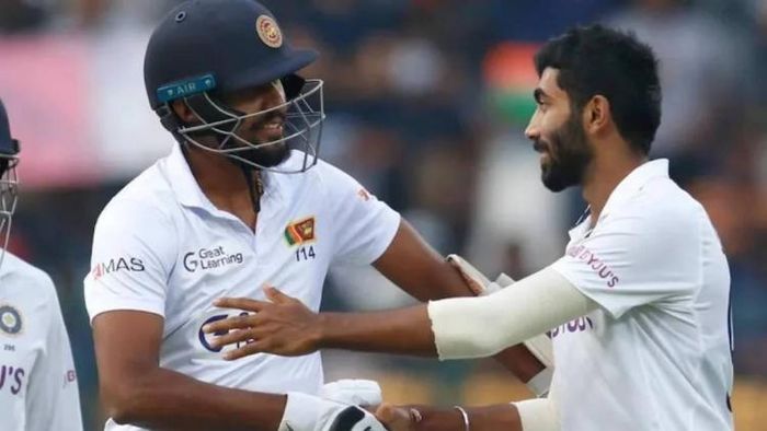 লাকমলের সঙ্গে হাত মেলচ্ছেন বুমরা