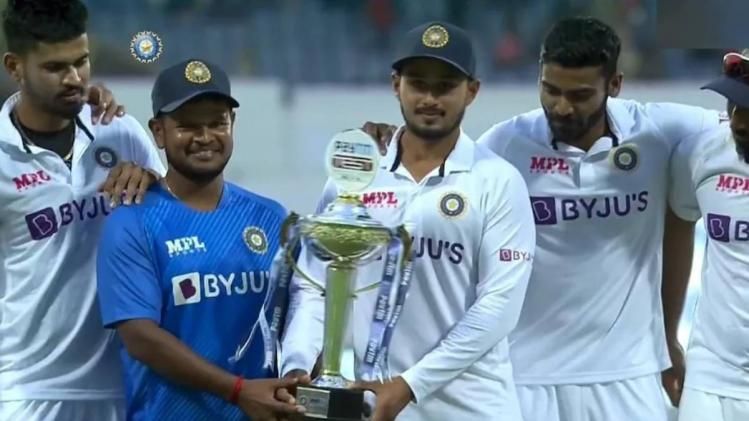 ম্যাচ না খেলেও রোহিতের হাত থেকে ট্রফি পেলেন এই ক্রিকেটার  