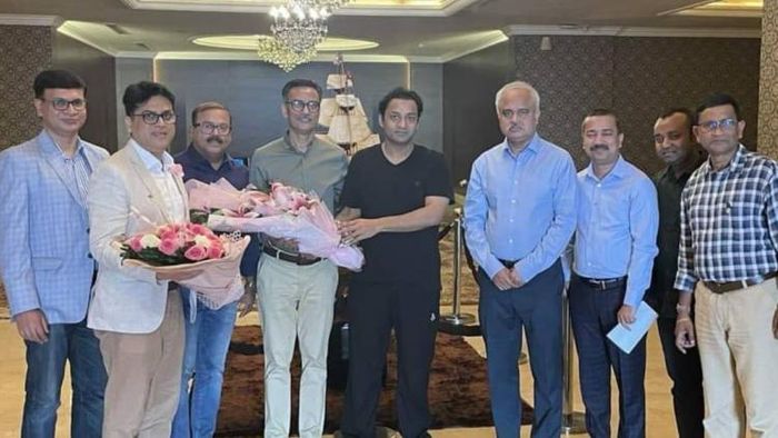 সায়েম সুভান আনভীরের সঙ্গে ইস্টবেঙ্গল কর্তারা। ছবি: ইস্টবেঙ্গল সূত্রে
