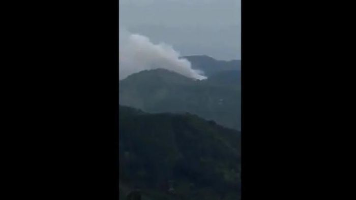 মাঝ আকাশে ভেঙে পড়ল চিনা বিমান।