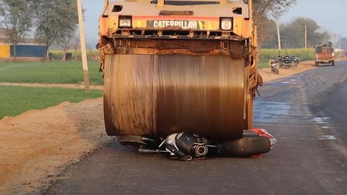 বাইককে পিষে দিচ্ছে রোডরোলার
