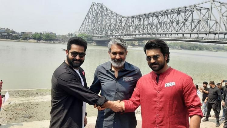 হাওড়া ব্রিজের সামনে 'RRR'-র প্রচারে রাজামৌলি, রাম চরণ, জুনিয়র এনটিআর 