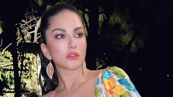 বলিউড অভিনেত্রী সানি লিওন (ছবি: ফেসবুক)