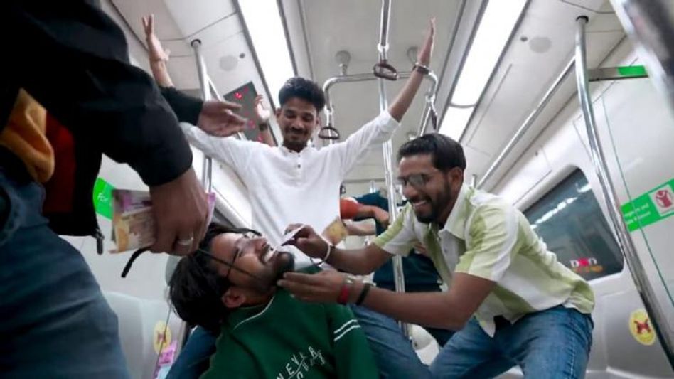 গোটা ট্রেন বুক করে চলল দেদার পার্টি, Video Viral গোটা ট্রেন বুক করে চলল দেদার পার্টি, Video Viral
