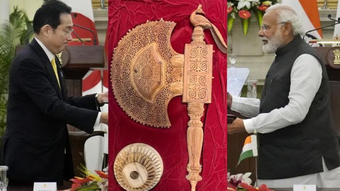 জাপানের প্রধানমন্ত্রীকে চন্দন কাঠের তৈরি 'কৃষ্ণ পঙ্খী' উপহার দিলেন প্রধানমন্ত্রী