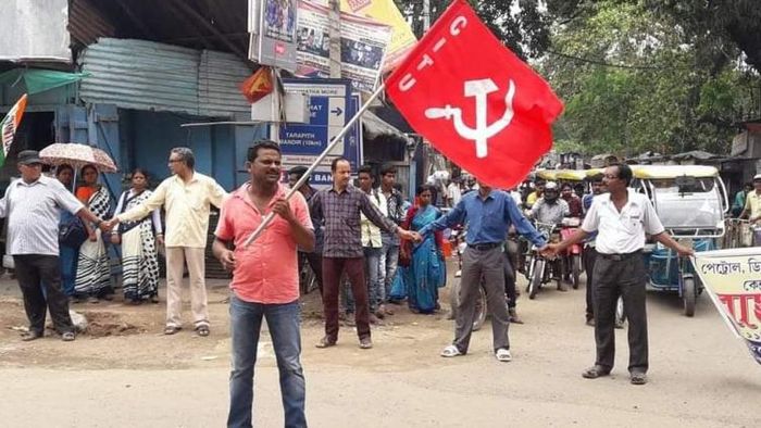 সঞ্জীব মণ্ডল (পতাকা হাতে)