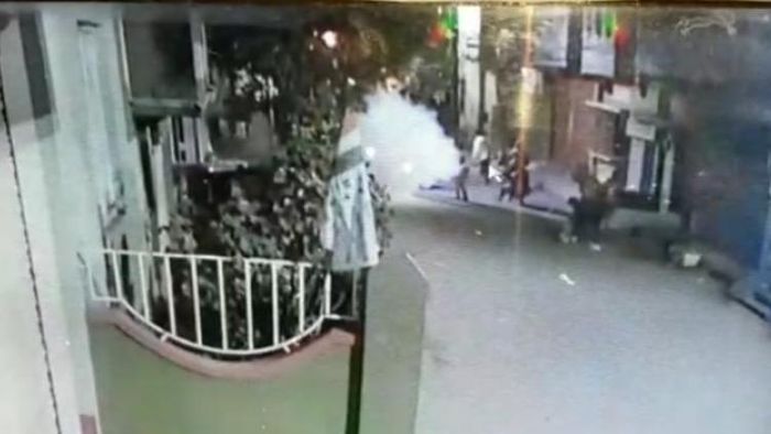 ভাইস চেয়ারম্যানের বাড়িতে বোমাবাজি চলছে