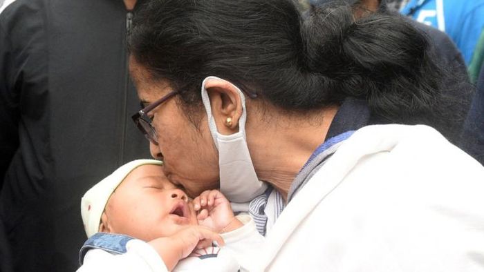 পাহাড়ে বাসিন্দাদের সঙ্গে মুখ্যমন্ত্রী মমতা বন্দ্য়োপাধ্যায়