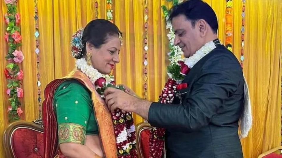 ৫২-তে আবার প্রেমে বিধবা মা, বিয়েতে খুশি ছেলে, Viral ৫২-তে আবার প্রেমে বিধবা মা, বিয়েতে খুশি ছেলে, Viral