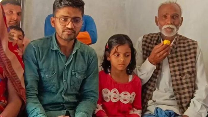 বাড়িতে পরিজনদের সঙ্গে প্রমোদ