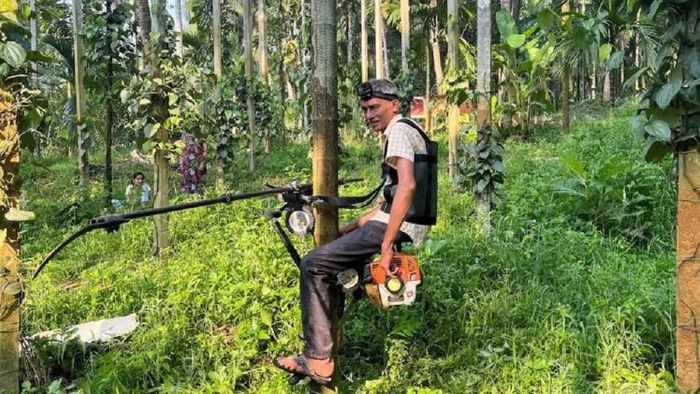 ট্রি স্কুটারে চড়ে সুপারি গাছে উঠছেন আবিষ্কর্তা নিজেই
