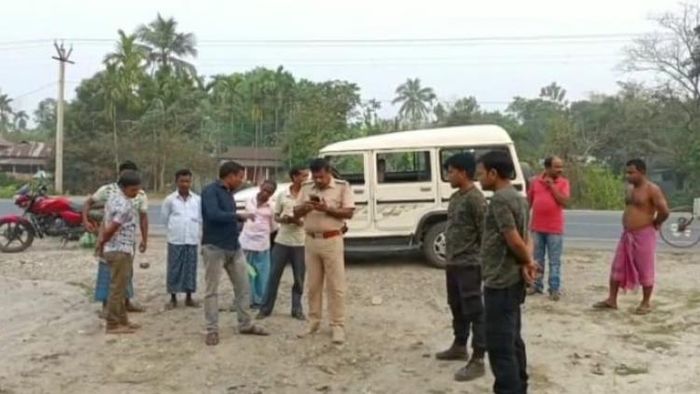 কোচবিহারে তৃণমূল নেতার বাড়ির সামনে পুলিশ