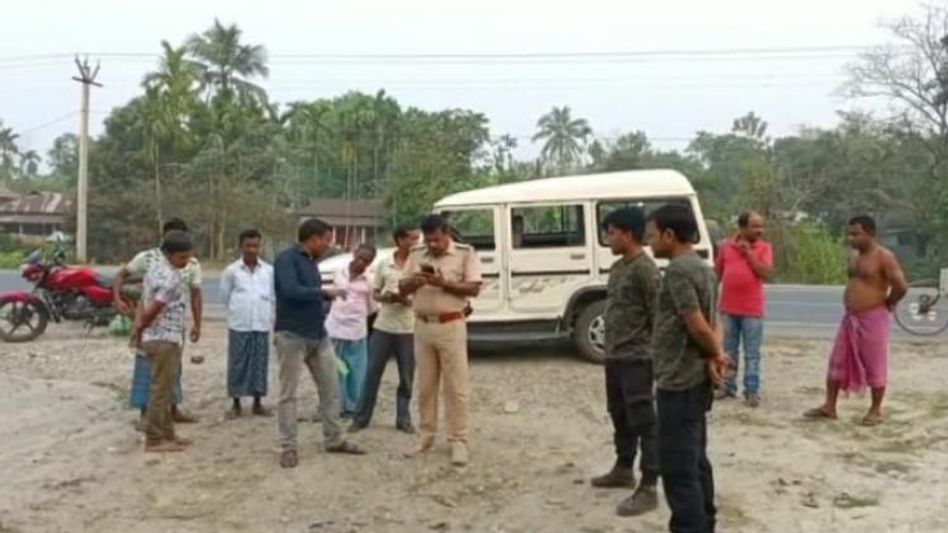 তুফানগঞ্জে TMC নেতার বাড়িতে এলোপাথাড়ি বোমাবাজি তুফানগঞ্জে TMC নেতার বাড়িতে এলোপাথাড়ি বোমাবাজি