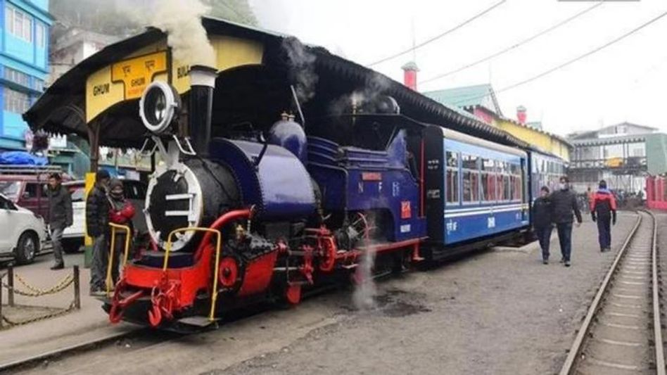 শিয়ালদা থেকে দার্জিলিং ঘুরে আসতে খরচ মাত্র ১২০০ টাকা! আগে জানতেন? শিয়ালদা থেকে দার্জিলিং ঘুরে আসতে খরচ মাত্র ১২০০ টাকা! আগে জানতেন?