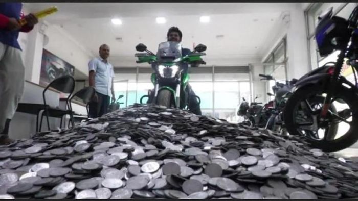 ১ টাকার কয়েনে বাইক কিনতে আড়াই লাখের পেমেন্ট