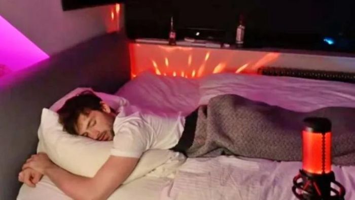 ঘুমিয়ে টাকা কামাচ্ছেন এই যুবক