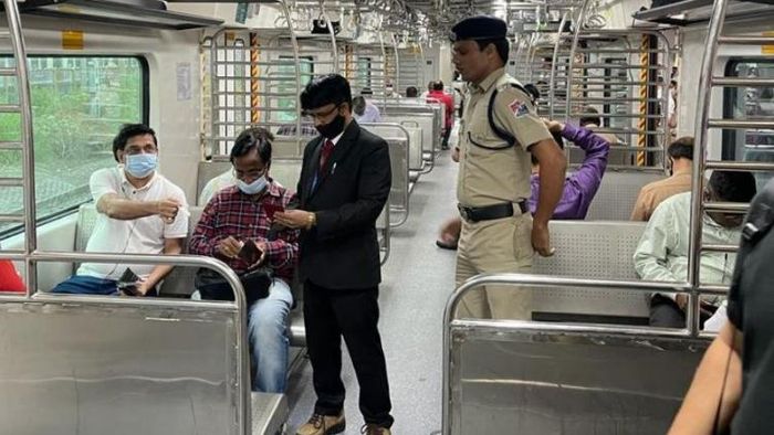 মিলল রেল বোর্ডের অনুমোদন, প্রায় ৩০% কমতে চেলেছে AC লোকালের ভাড়া।