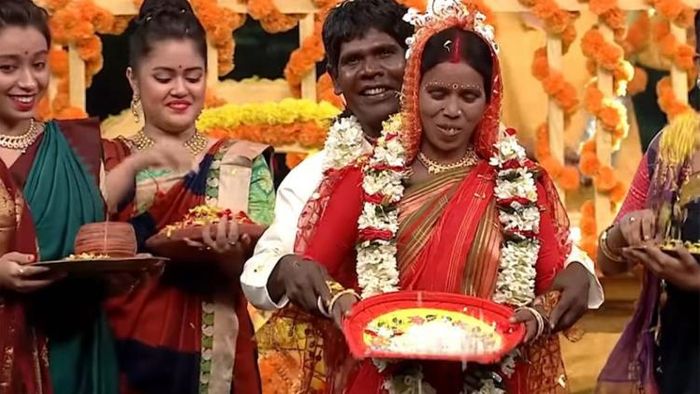 'ইসমার্ট জোড়ি'-র মঞ্চে ফের বিয়ে করলেন ভুবন -আদুরী