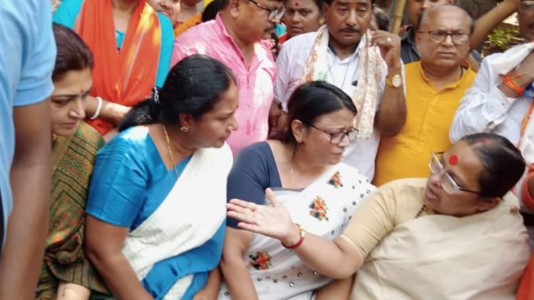 'জীবন্ত জ্বালানো হয়েছিল নির্যাতিতাকে?' প্রশ্ন BJP নেত্রীদের